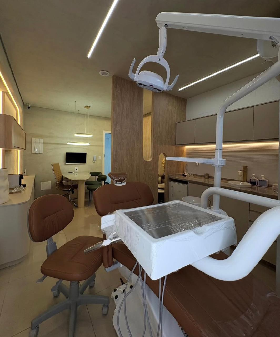 Vista geral da sala — cadeira odontológica e consultório integrado