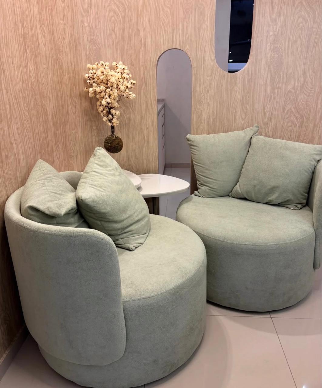 Sofás da recepção — ambiente aconchegante