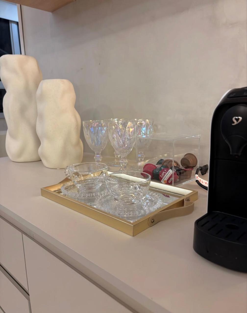 Mini bar e cafeteira — insumos de cortesia
