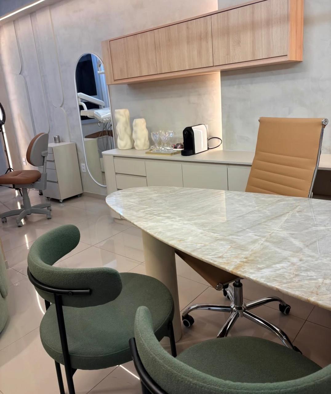 Sala de consulta com mesa de mármore — Coworking Mariana Pace